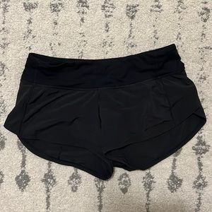 LULULEMON speed up low rise shorts size 4 black 2.5”
